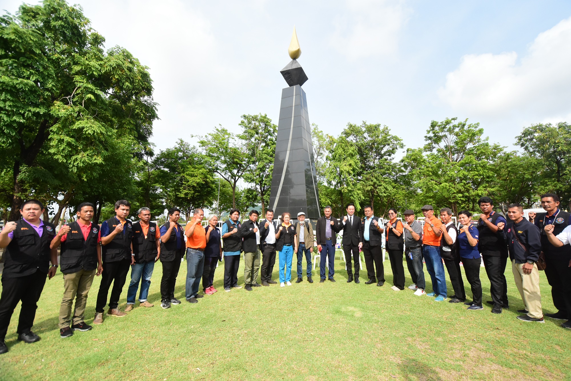 ร่วมวางพวงมาลารำลึกวีรชน