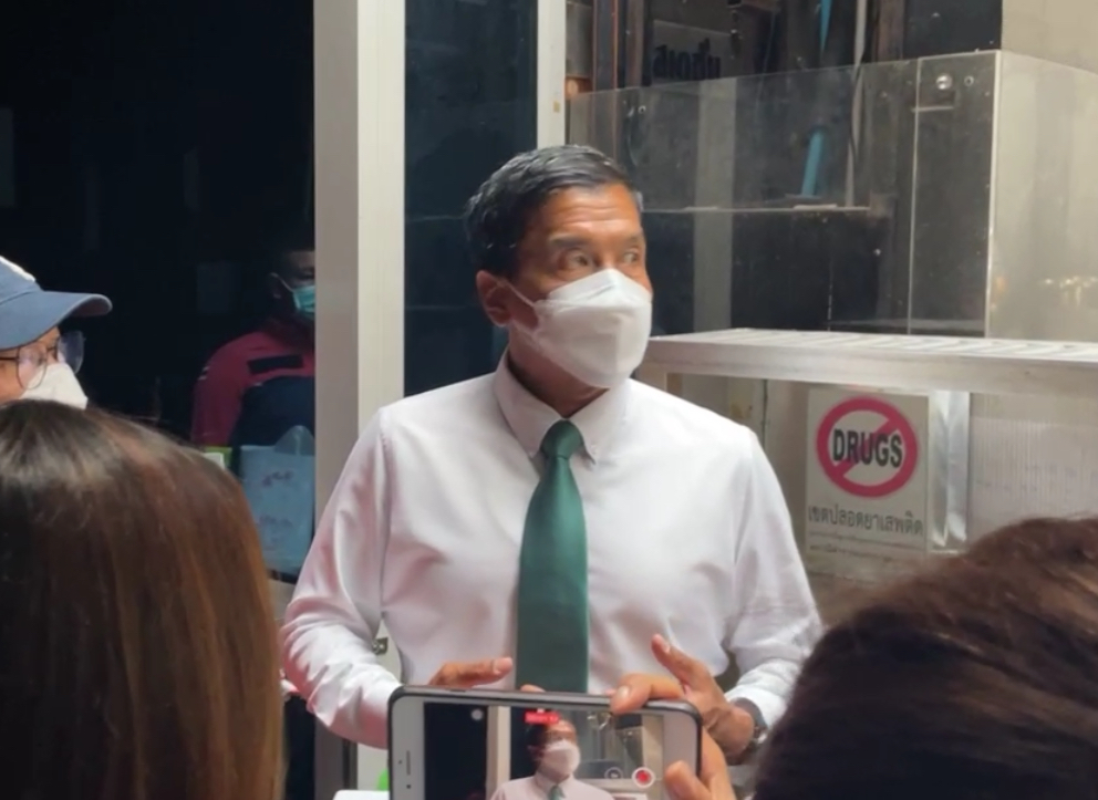 คนกรุงมีเหงา “ชัชชาติ” ขอเว้นวรรคงาน บินไปสหรัฐ รับปริญญาลูกชาย