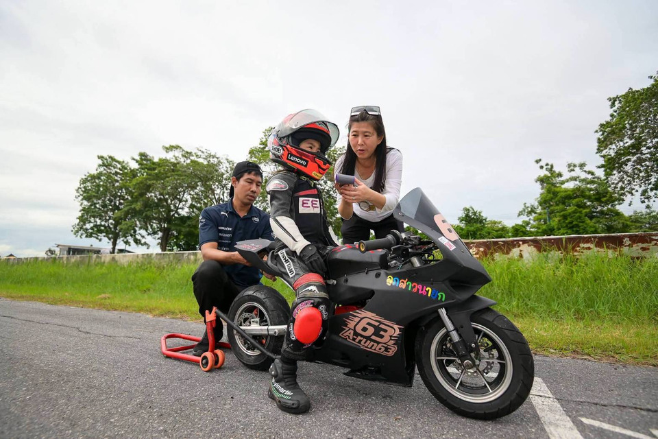 จิ๋วแต่แจ๋ว! “น้องอลัน” นักบิดวัย 6 ขวบ คว้าที่ 3 Gufba One Make Race 49 CC 2026 