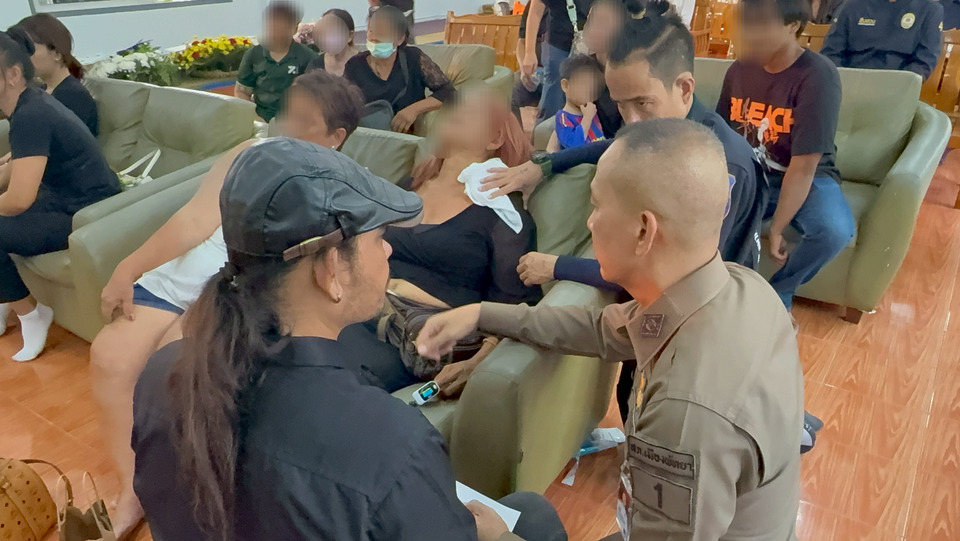 แม่เป็นลมกลางงานศพเหยื่อกระสุนตำรวจ ผกก.พัทยาคุกเข่าขอขมา ครอบครัวร่ำไห้ยืนยัน “ลูกไม่ยุ่งยา” 