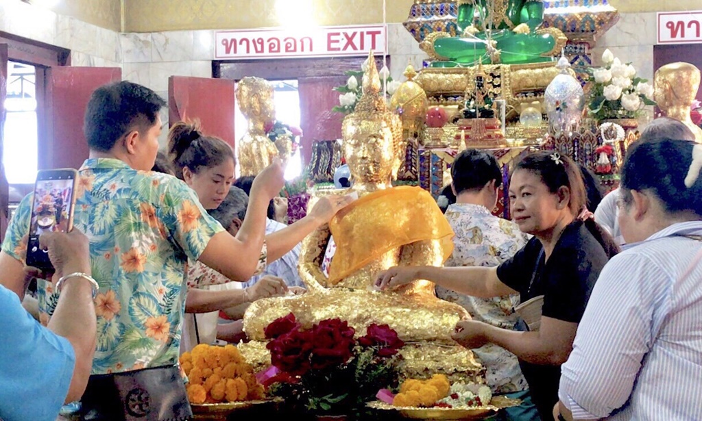 แห่ส่องเลขอ่างน้ำมนต์ “หลวงพ่อปากแดง” เสี่ยงโชคลุ้นรวย