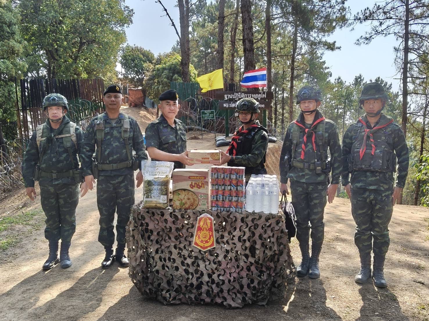 แม่ทัพภาค3-ผบ.ศปก.ทภ.3 ตรวจเยี่ยมการปฏิบัติงาน ฉก.สิงหนาท พร้อมทั้งมอบสิ่งของบำรุงขวัญให้กับกำลังพลที่ปฏิบัติงานชายแดน 