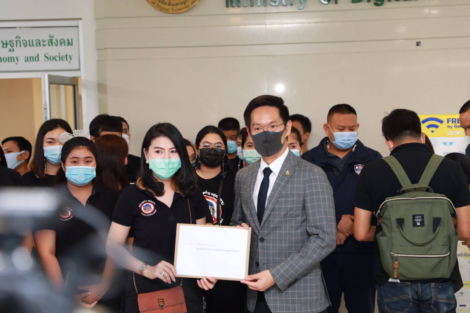 DES เตรียมประสานกูเกิล-แอปเปิ้ล จัดการแอปกู้เงินเถื่อน วอนปชช.พบแจ้งผ่าน "เพจอาสาจับตาออนไลน์"