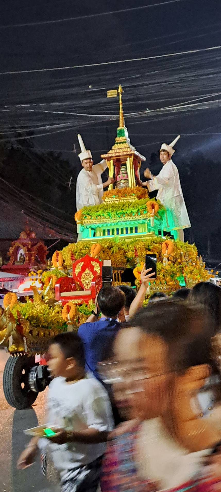 ชาวเชียงใหม่และนักท่องเที่ยวนับหมื่นคน ร่วมเดินเท้าอัญเชิญน้ำสรงพระราชทานขึ้นสู่วัดพระธาตุดอยสุเทพ