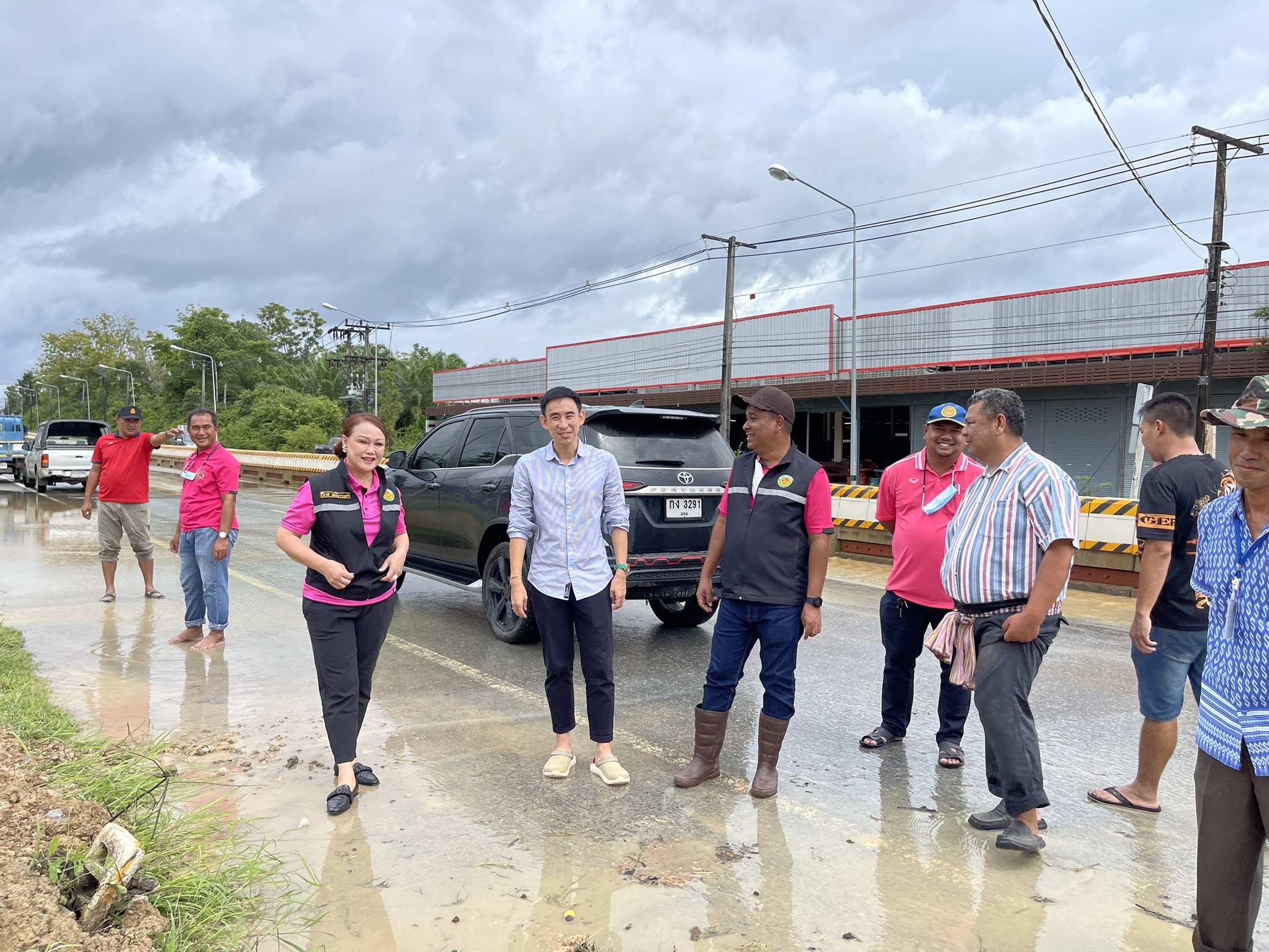 นายกหญิงนำทีม! ลงพื้นที่สำรวจสถานการณ์น้ำท่วมขัง หลังฝนตกหนักติดต่อหลายชั่วโมง สั่งการเจ้าหน้าที่แก้ปัญหาเร่งด่วน