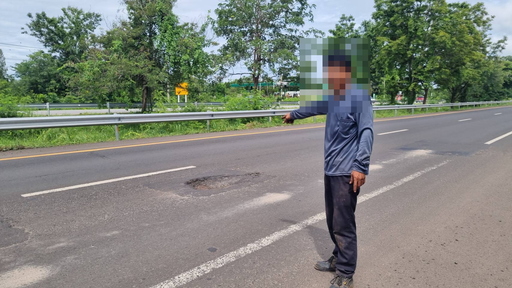 รถตู้ตกหลุมลึกกลางถนน 24 ขาเข้านางรองยางระเบิดพระ-โยม 6 ชีวิตหวิดดับเจอหลายคันจี้หน่วยงานเร่งซ่อม