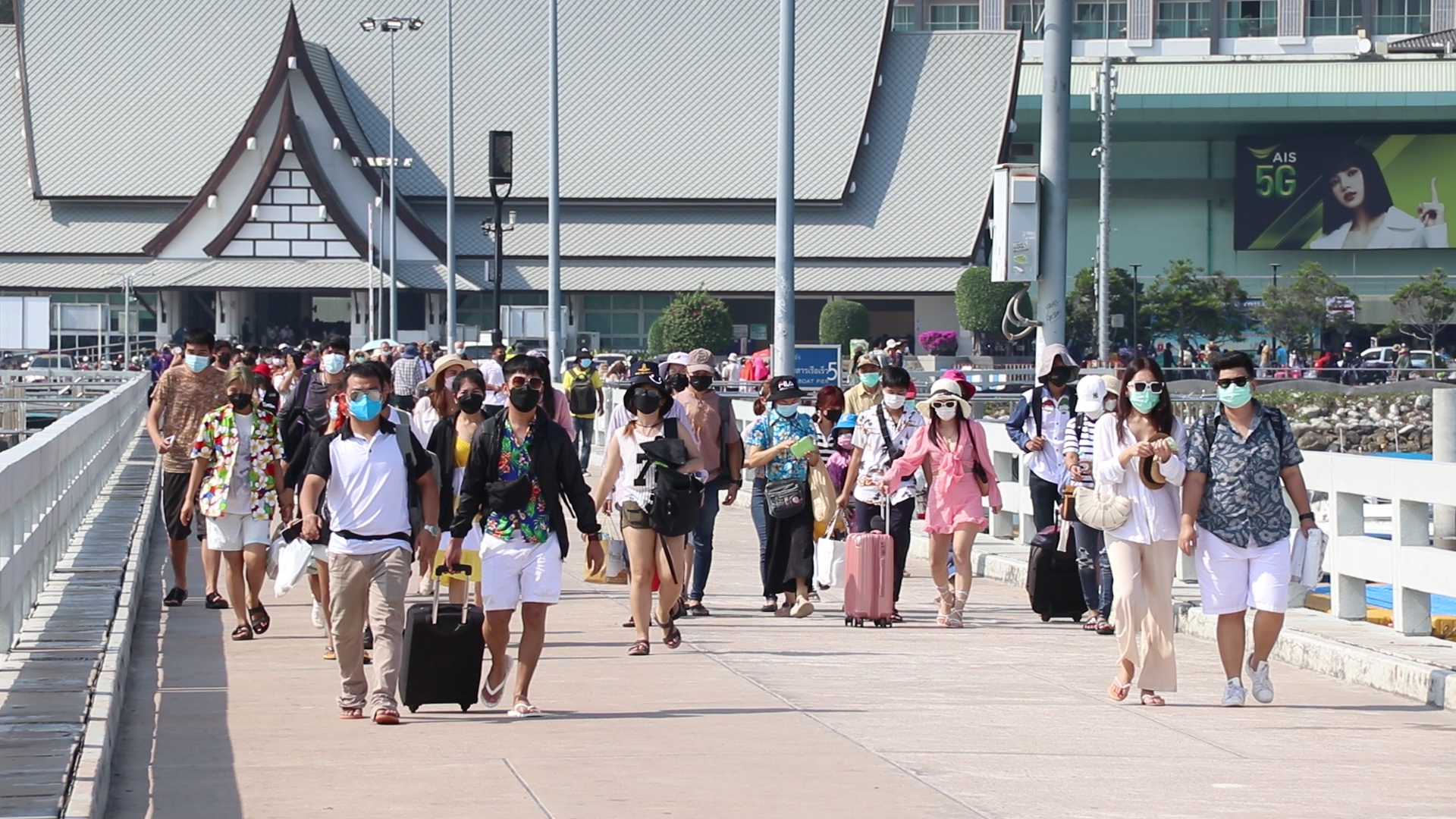 เพิ่ม 4 เท่าเรือข้ามฟากพัทยา-เกาะล้าน นักเที่ยวทะลัก 20,000 ต่อวันรับสงกรานต์พัทยา 