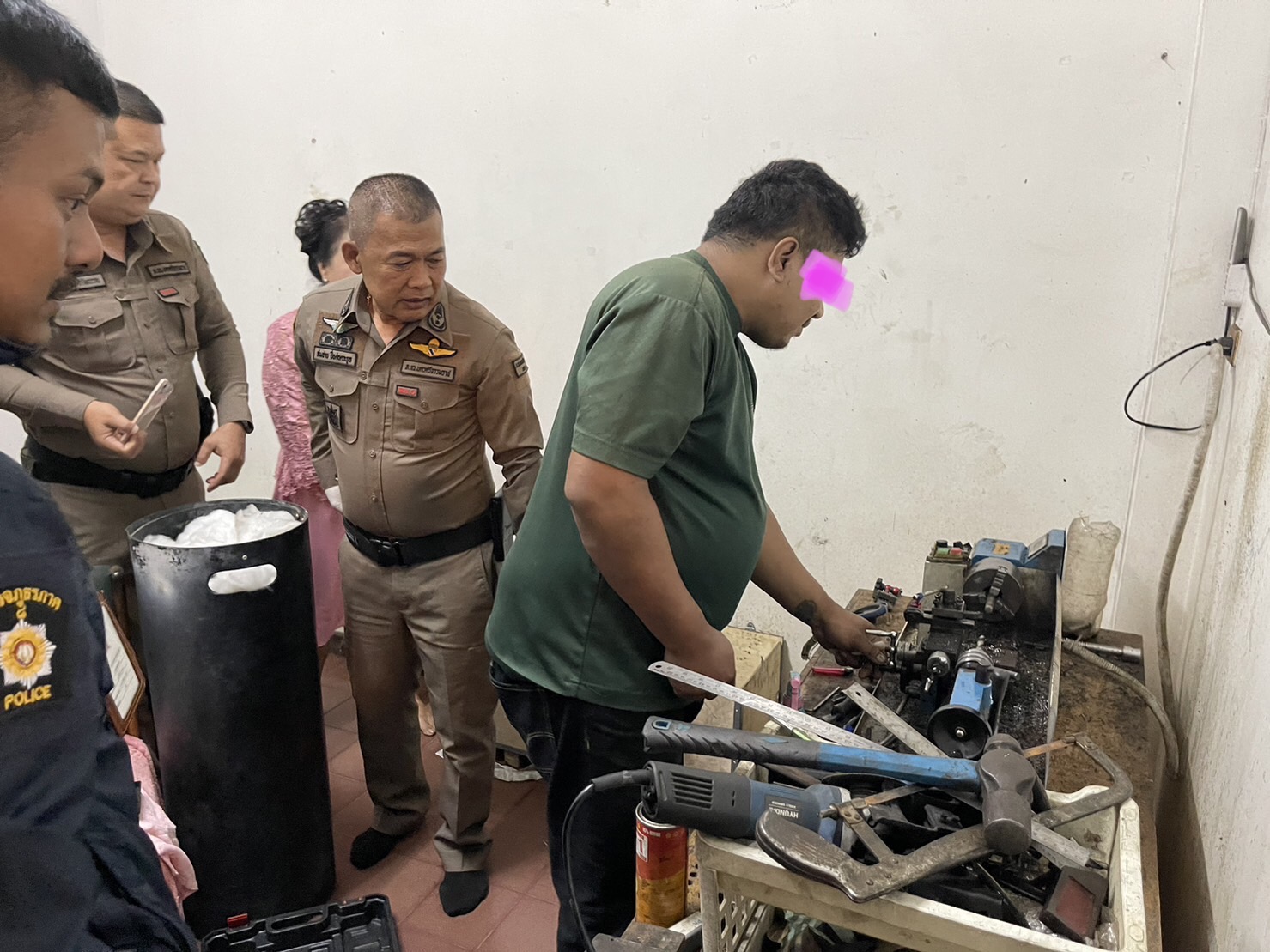 ตำรวจสืบสวนภาค 8 บุกรวบลูกชายผู้บริหารโรงเรียนดังเมืองคอน ผลิตปืนเถื่อนส่งขายออนไลน์