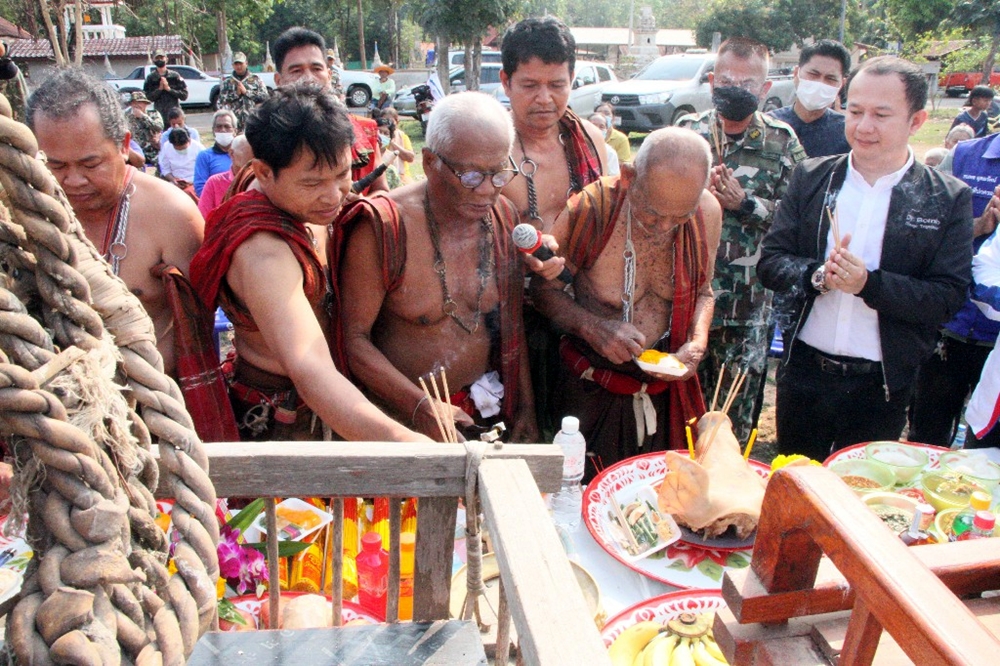 ครั้งแรกของโลก!! 8 หมอช้างเมืองสุรินทร์ ทำพิธีเซ่นปะกำช้างป่า 