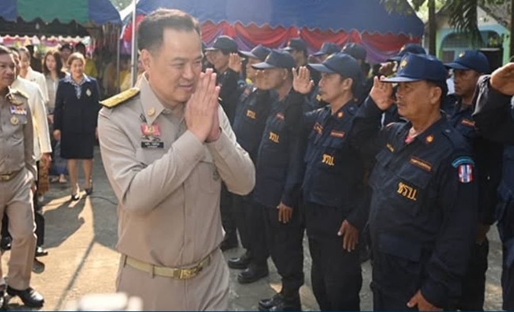 "อนุทิน" ให้กำลังใจ ชรบ. ในระหว่างการปฏิบัติภารกิจในพื้นที่จังหวัดสุโขทัย