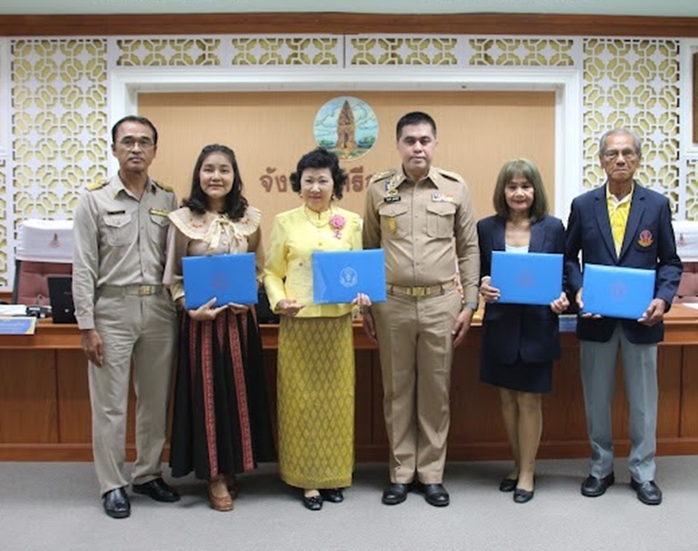 ดร.กัลยาณี ธรรมจารีย์ นำทีมรับโล่กรรมการสงเคราะห์ดีเด่นของกระทรวงยุติธรรม จากผู้ว่าฯศรีสะเกษ 