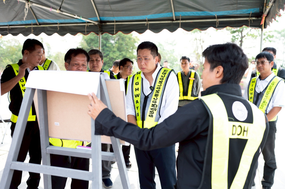 “ภัทรพงศ์” รมช.คมนาคม ติดตามความคืบหน้าถนนทางหลวง 117 และ 11 ที่ล่าช้า เร่งรัดก่อสร้าง เสนอศึกษาเส้นทางเดินรถบขส. กรุงเทพ-พิจิตร