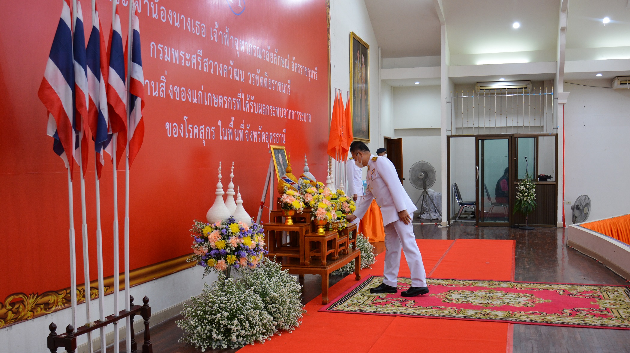 อุดรธานีมอบสิ่งของพระราชทานช่วยเหลือเกษตรกร  ที่ได้รับผลกระทบจากการระบาดของโรคสุกร