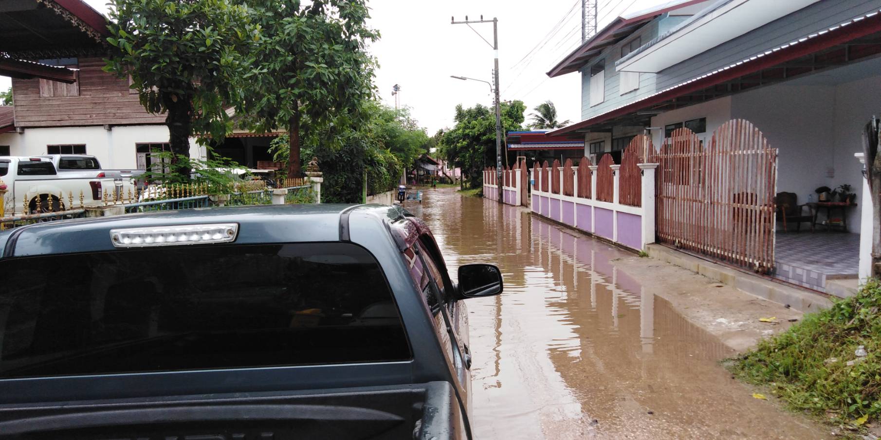 พายุฝนพัดถล่มบ้านเรือนราษฎรชาวอุบลฯ ไร่นาและถนนถูกน้ำท่วม