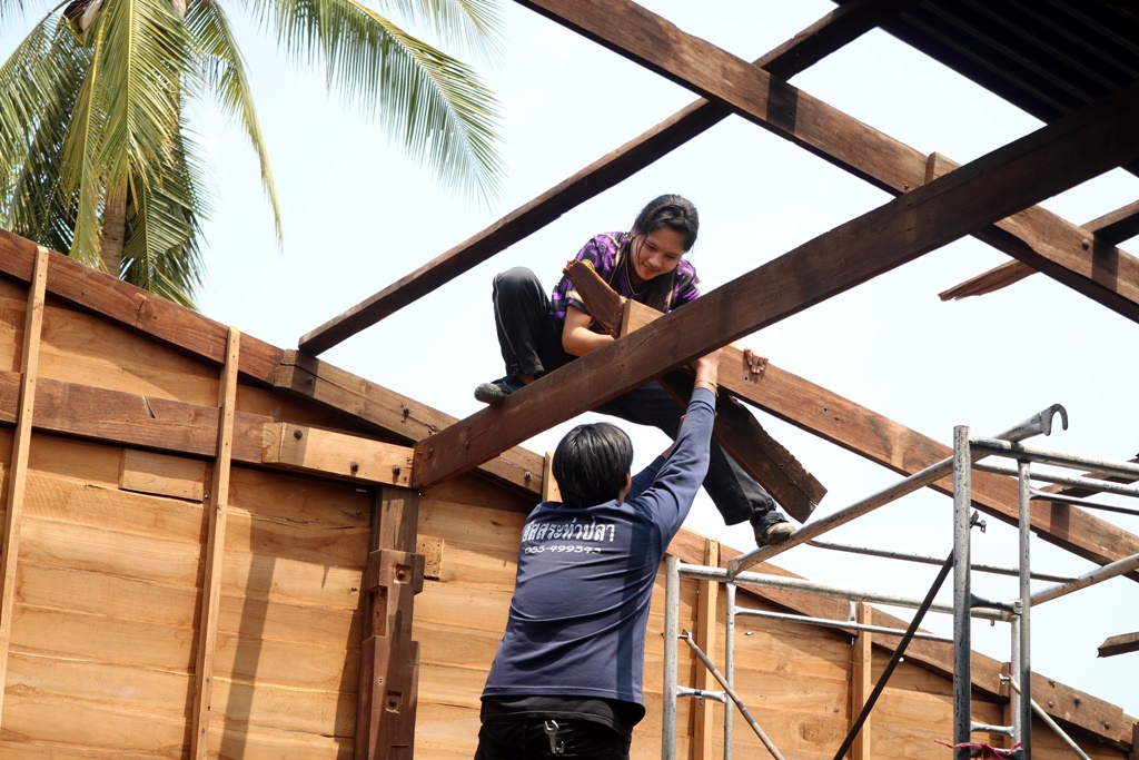 เทศบาลตำบลบ้านเกาะ จับมือ นศ.ช่าง ออกซ่อมแซมบ้านเรือนประชาชนถูกพายุถล่ม