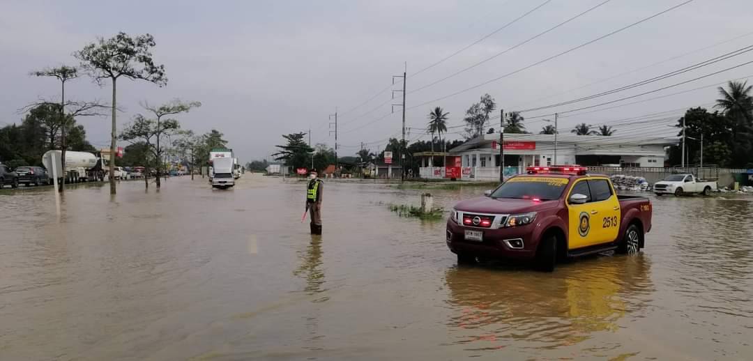 ฝนตกหนักอำเภอไชยา น้ำท่วมถนนทางหลวงหมายเลข 41 