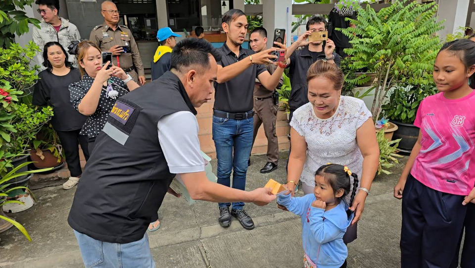 “ดร.แก้ว” ร่วมกับ “ผกก.สภ.รัตนาธิเบศร์” นำทีมมอบถุงยังชีพ จำนวน 110 ชุด ช่วยเหลือชุมชนวัดน้อยนอก