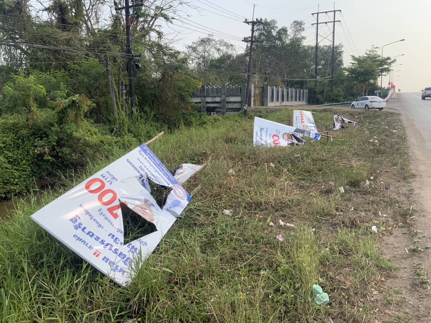 4 ป้ายหาเสียง พปชร.ตราด ถูกกรีดขาดรอบ 2 “กิตติธัช” วอนเล่นการเมืองสร้างสรรค์
