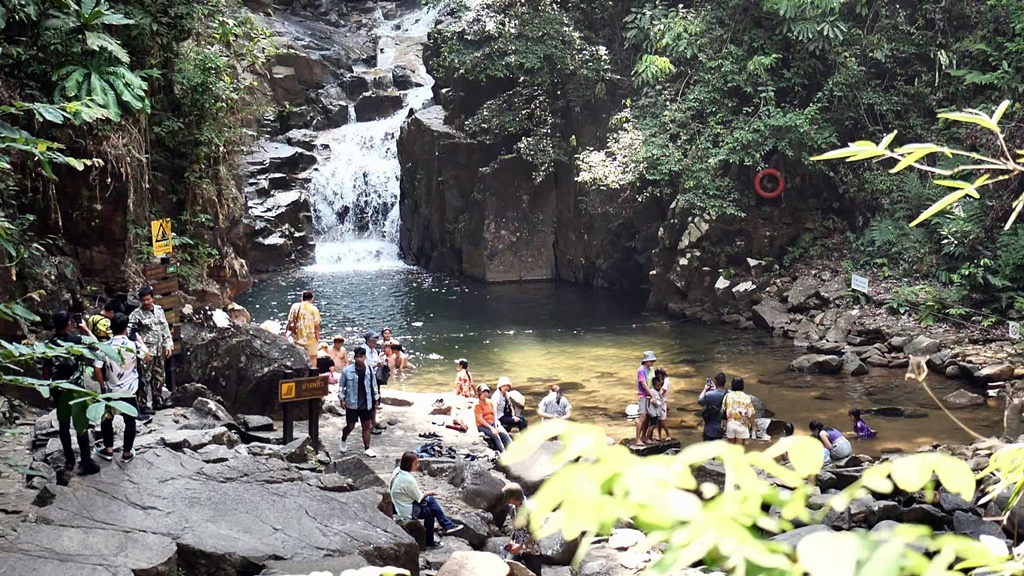 หนีร้อนมาพึ่งเย็น!! ปชช.แห่เดินทางท่องเที่ยวแช่น้ำคลายร้อน อุทยานน้ำตกพลิ้วจันทบุรี 