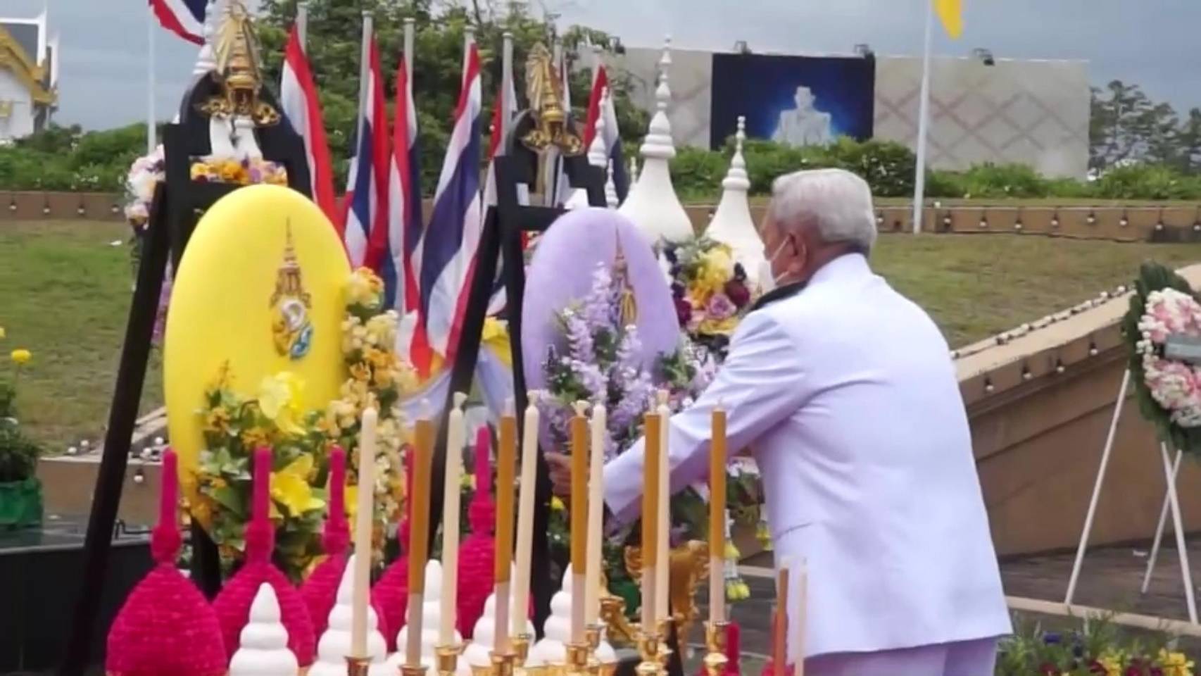  ประธานองคมนตรีเป็นผู้แทนพระองค์ วางพวงมาลาถวายราชสักการะพระบรมราชานุสาวรีย์สมเด็จพระนารายณ์มหาราช