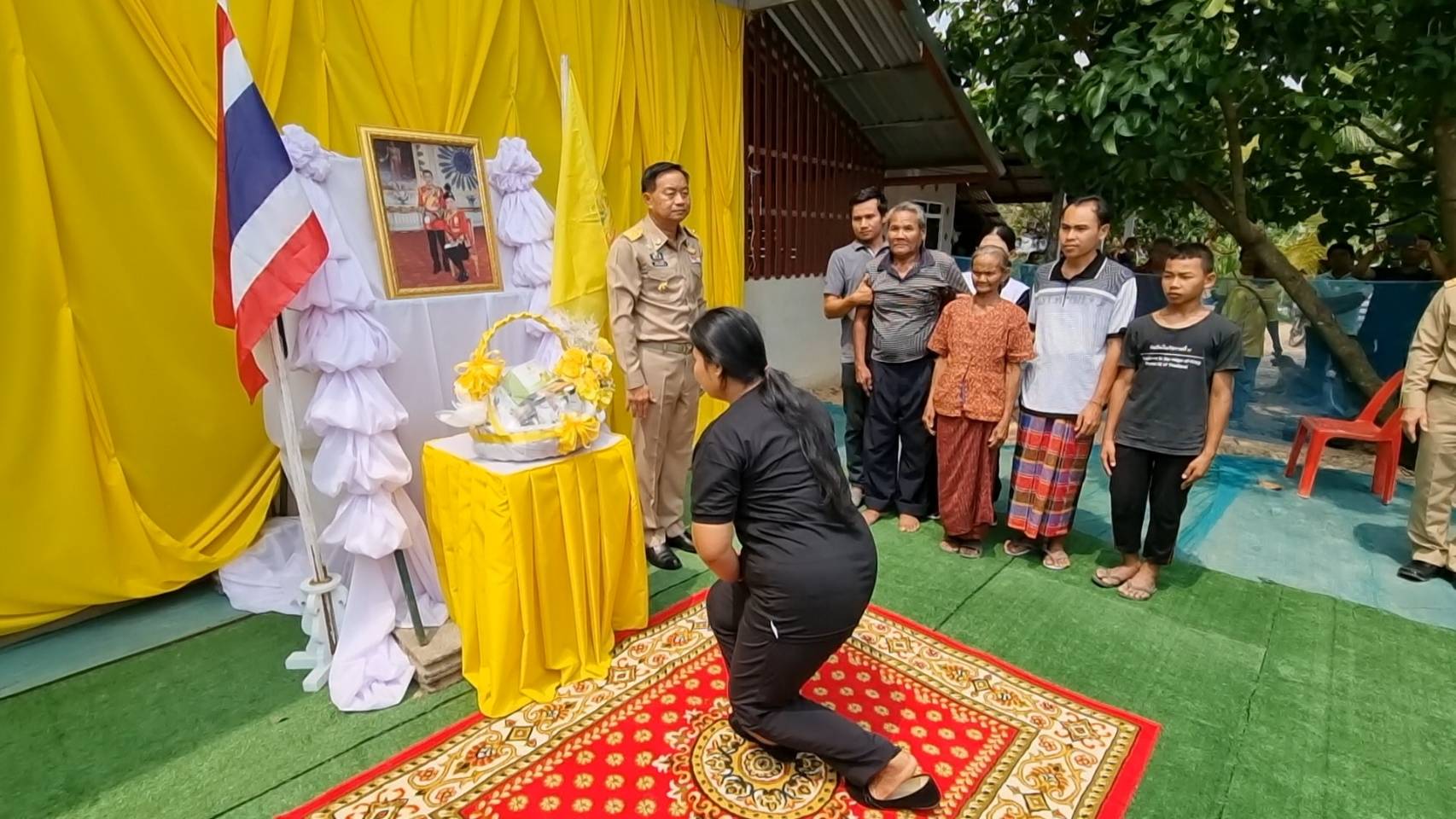 ในหลวง โปรดเกล้าฯพระราชทานสิ่งของ แด่ญาติอาสาสมัครทหารพราน ในพื้นที่ อ.นาจะหลวย 