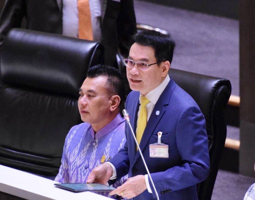 “จุรินทร์” จวกเละ ! งบฯ68 “ทั้งขี้หก ขี้เหร่” ซุกเงินกู้ เพิ่มหนี้ทำเงินดิจิทัล ตั้งฉายารัฐบาล “นักกู้ผ้าขาวม้าพันคอ”
