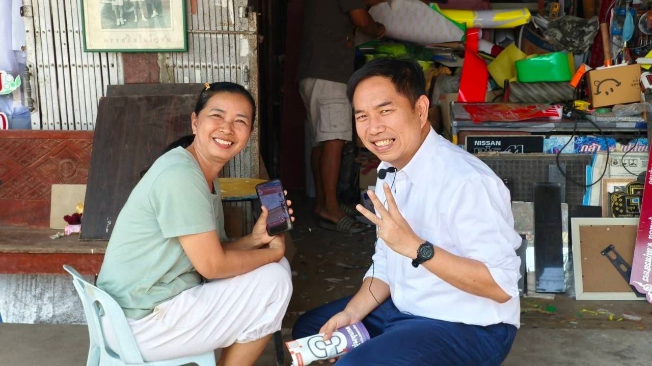 "มารุต" แกนนำกลุ่มฟังเสียงโคราช ผู้สมัครนายก อบจ.ใช้รถโมบายลุยย่านธุรกิจ อ.ขามแกแสง