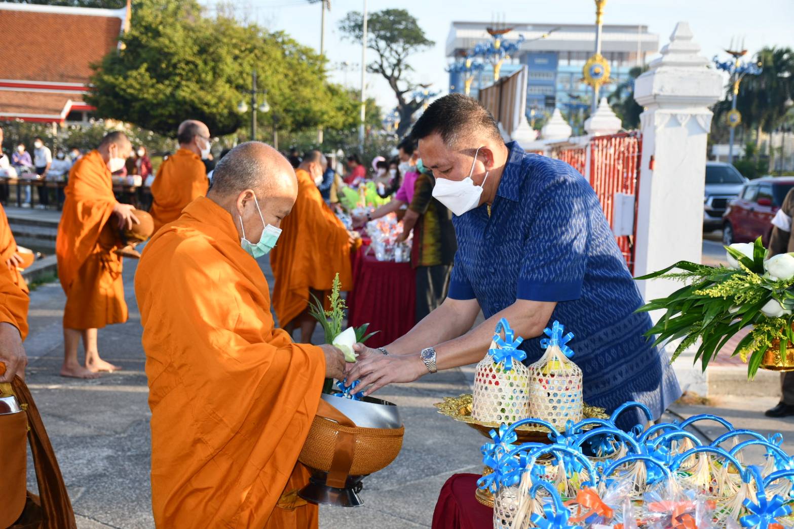 ชาวชลบุรีร่วมทำบุญตักบาตรขอพรพระพุทธสิหิงค์ต้อนรับปีใหม่ 'กระต่ายทอง'