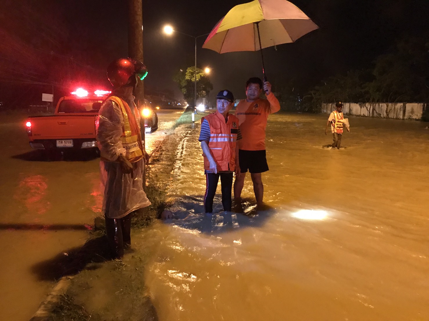ฝนถล่มตรังหนักระลอก 2 น้ำท่วมฉับพลัน 4อำเภอ ผู้ว่าฯระดมเจ้าหน้าที่รุดช่วยเหลือนักท่องเที่ยวต่างชาติ เครื่องบินดีเลย์กว่า 3 ชม.