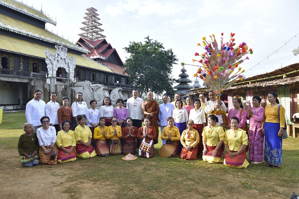 ศน. จัดกิจกรรม “ครอบครัวหิ้วตะกร้า ศรัทธาอิ่มบุญ อุดหนุนชุมชน” กราบพระธาตุดอยกองมู