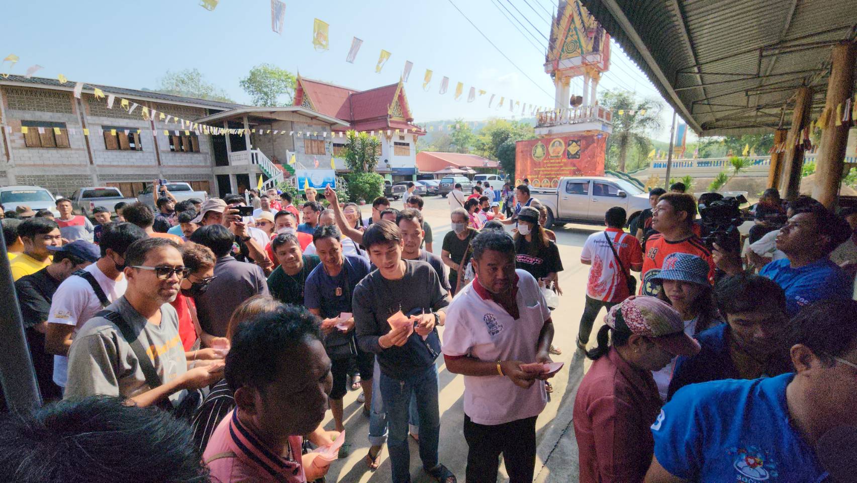 แห่จองวัตถุมงคลรุ่นฉลองฉลองเลื่อนสมณศักดิ์ "หลวงพ่อทองสุข" แน่นวัดหนองฆ้อ
