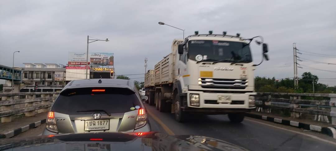 "ส่วยสติ๊กเกอร์"สิบล้อวิ่งแบกน้ำหนักถนนพังไร้หน่วยงานรับผิดชอบ 