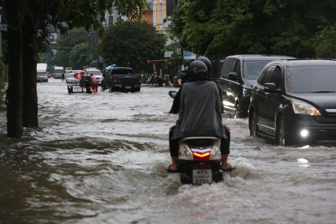 ฝนถล่ม"กทม."อ่วม! พบ 20 ถนนน้ำท่วม