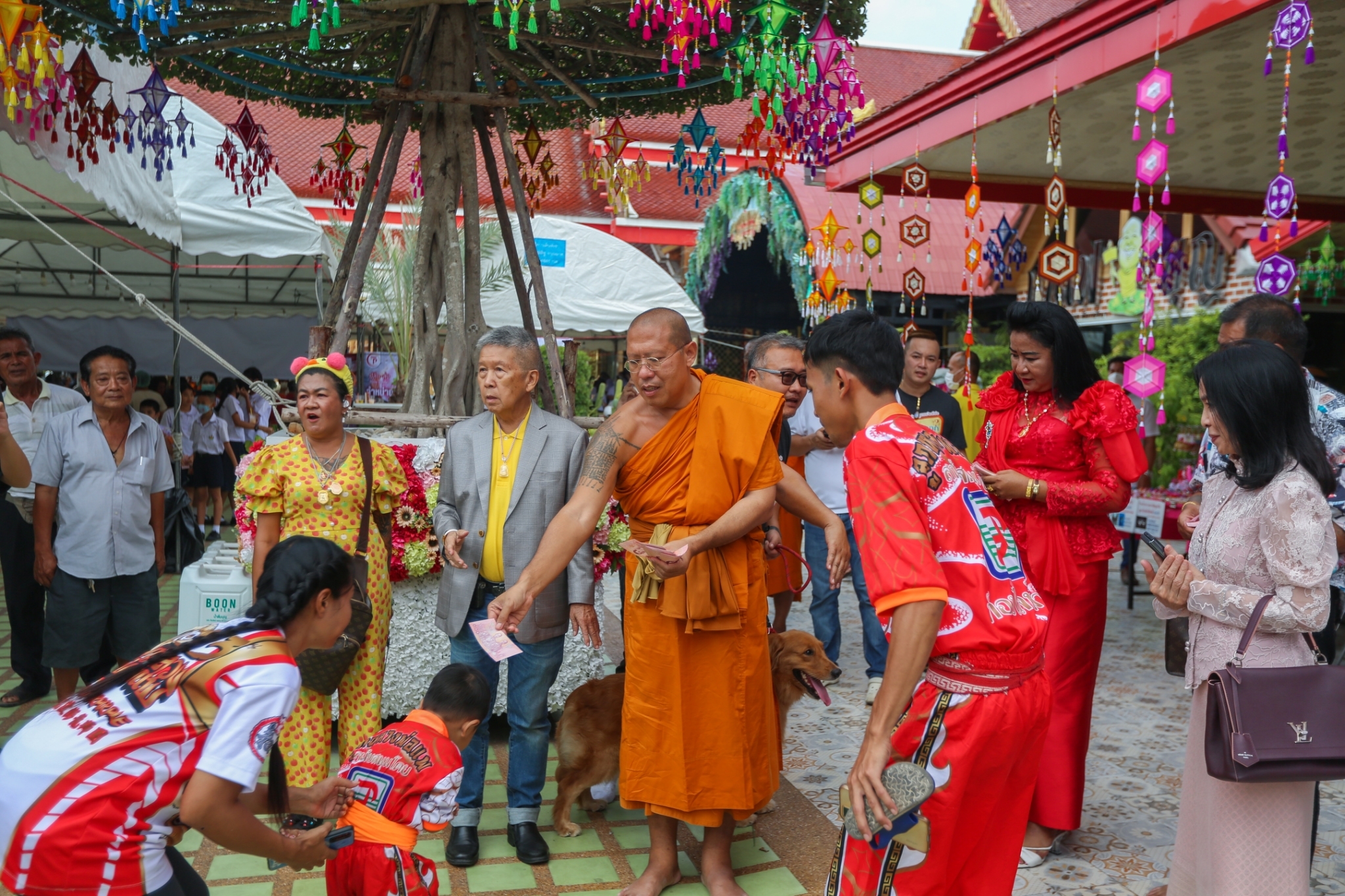ศิษย์ร่วมอายุวัฒนมงคล 51 ปี หลวงพี่น้ำฝน จัดบุญใหญ่ มอบเครื่องถ่ายภาพจอประสาทตา ร.พ.นครปฐม 1.2 ล้านบาท