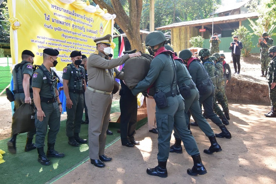 องคมนตรีเชิญถุงพระราชทานมอบแก่ราษฎรและเจ้าหน้าที่ฯ เกษตรที่สูงฯ จ.เชียงใหม่