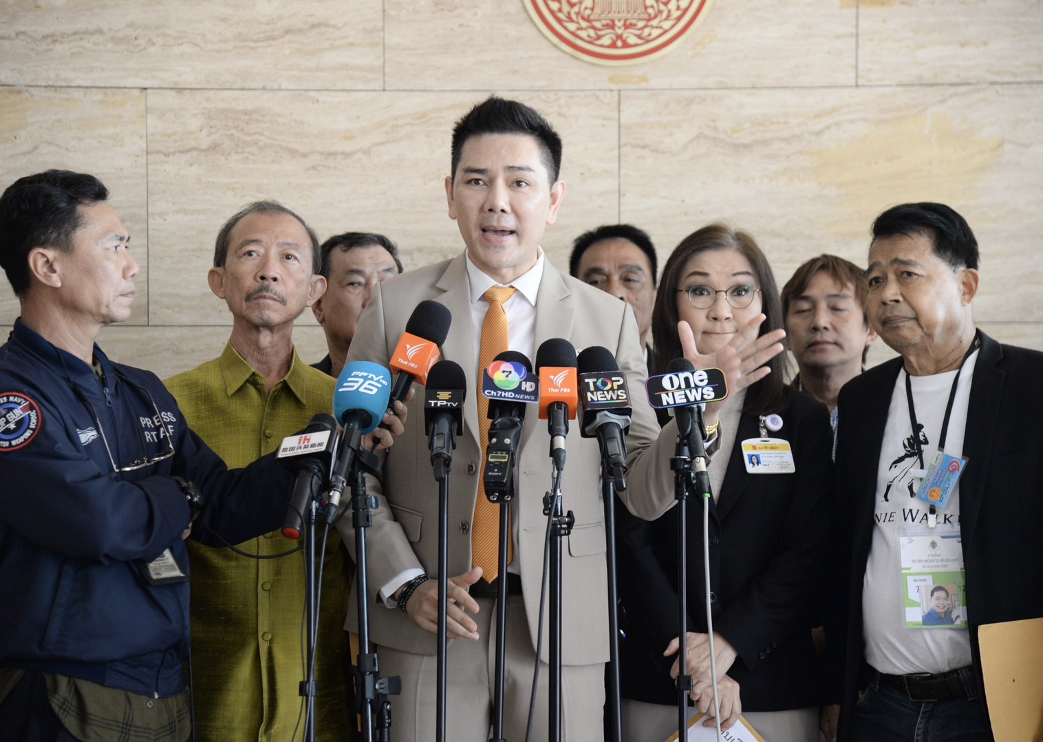 "ทนายอั๋น" พาอดีตผู้สมัครสว.ทั่วประเทศ ยื่นหนังสือ "ปธ.รัฐสภา"  เบรก สว.ทั้งหมดแต่งตั้งองค์กรอิสระ จนกว่าจบคดีฮั้วเลือกสว.