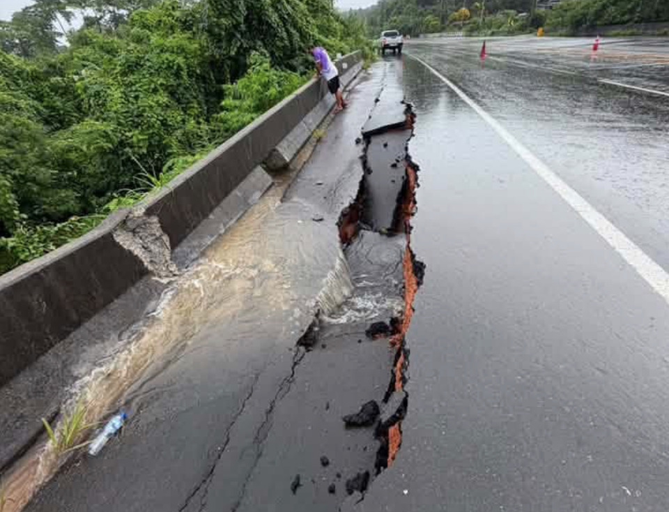 ฝนถล่มคลองใหญ่ ถนน 4 เลนทรุดเกือบ 20 เมตร เหลือใช้ 2 เลน เร่งเตือนผู้สัญจร