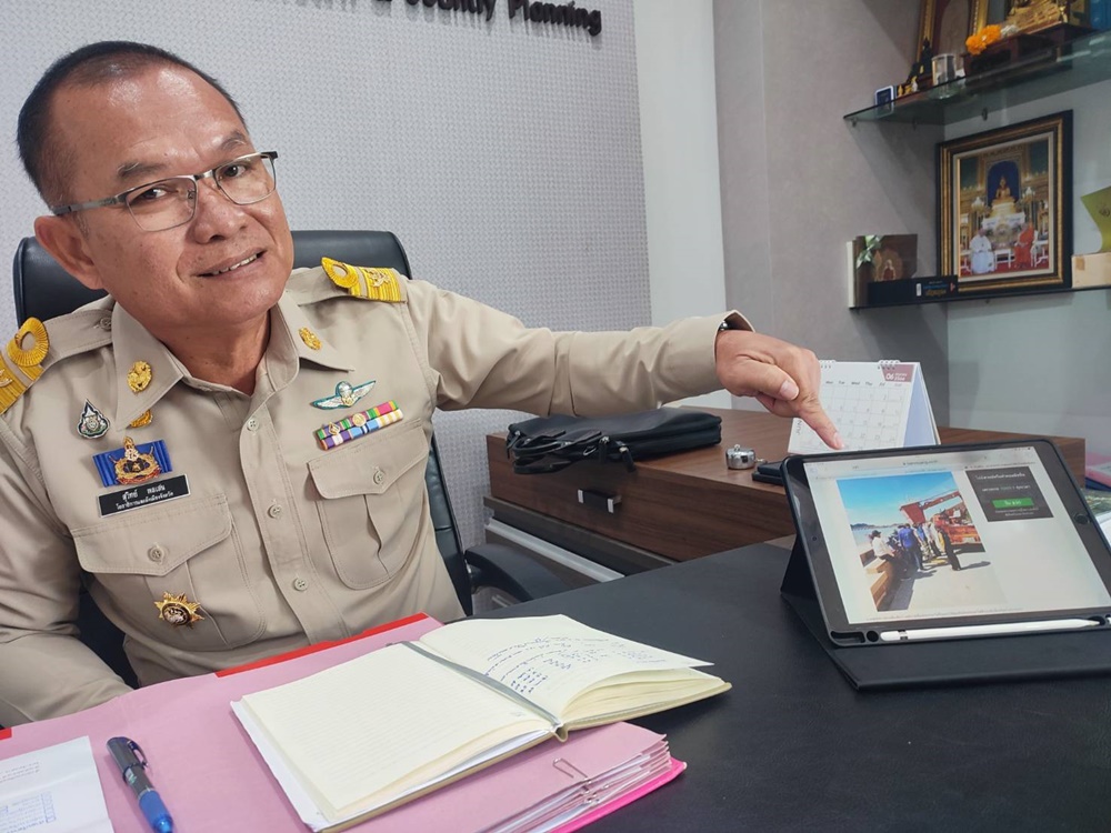 รองพ่อเมืองประจวบฯ สั่งลุยดำเนินคดี จนท.แอบนำรถหลวงยกเสาไฟสับปะรดต้นละ 8 หมื่นขายร้านเชียงกง