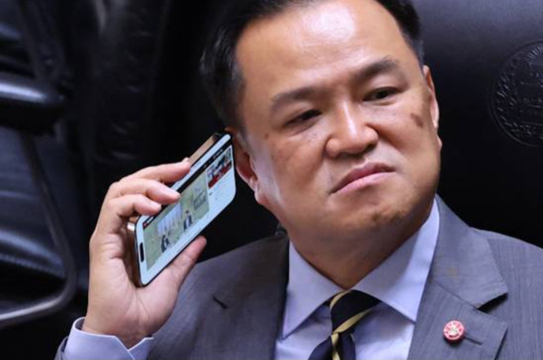“อนุทิน” เปิดคลิปเสียงหลุด "ลุง" กลางสภา ยกมือถือแนบหูใจจดใจจ่อ