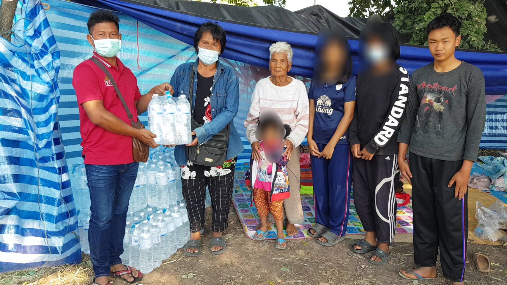 เร่งช่วยแม่-หลาน 5 คน ถูกลูกทรพี คลั่งเผาบ้าน-ขู่ตามฆ่าหนีตายนอนข้างถนน
