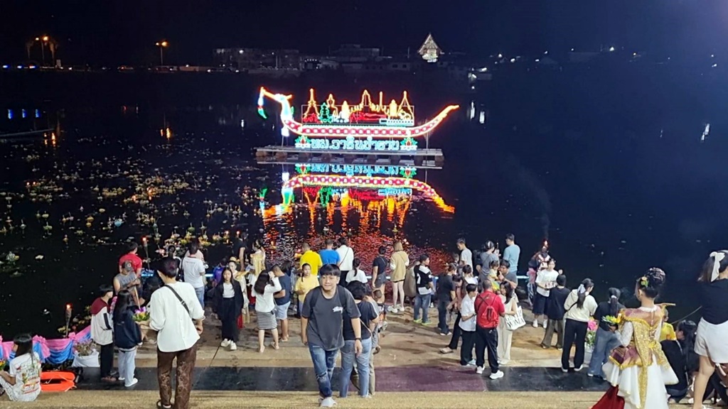 สีสันงานลอยกระทงอุบลฯ อลังการ สวยงาม คึกคักทั่วมุมเมือง