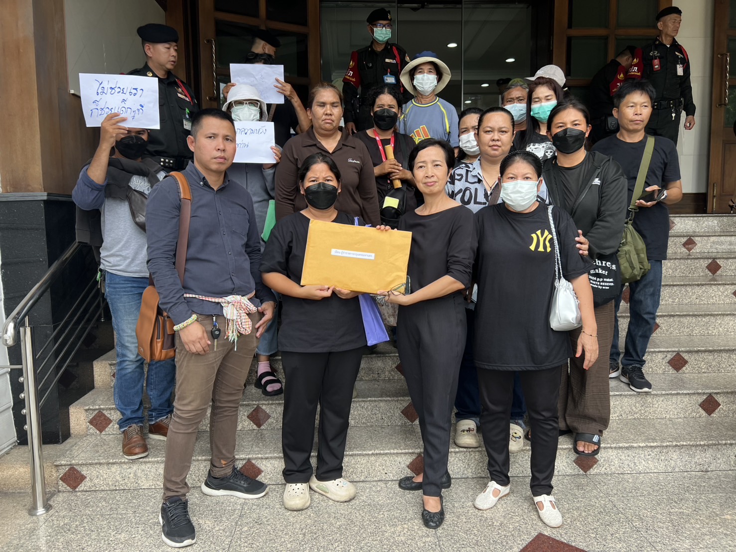 กลุ่มผู้ปกครอง กว่า 30 คน รวมตัวยื่นรายชื่อ กว่า 200 รายชื่อ ปลด ผอ.โรงเรียนดังย่านดอนเมือง
