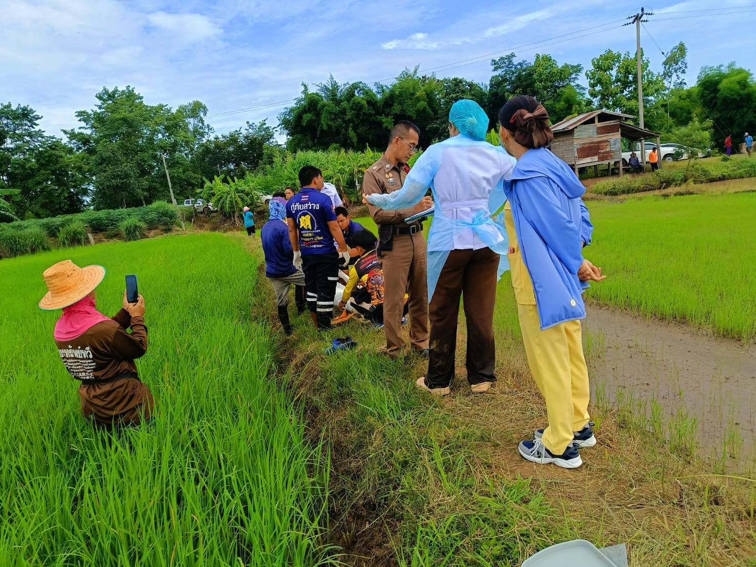 "บุรีรัมย์" ชายวัย 48 ไม่พอใจ หนุ่มรุ่นลูกเมา ถือมีดและไม้มาท้าทายกลางวงเหล้า แย่งมีดได้ กระหน่ำฟันดับ