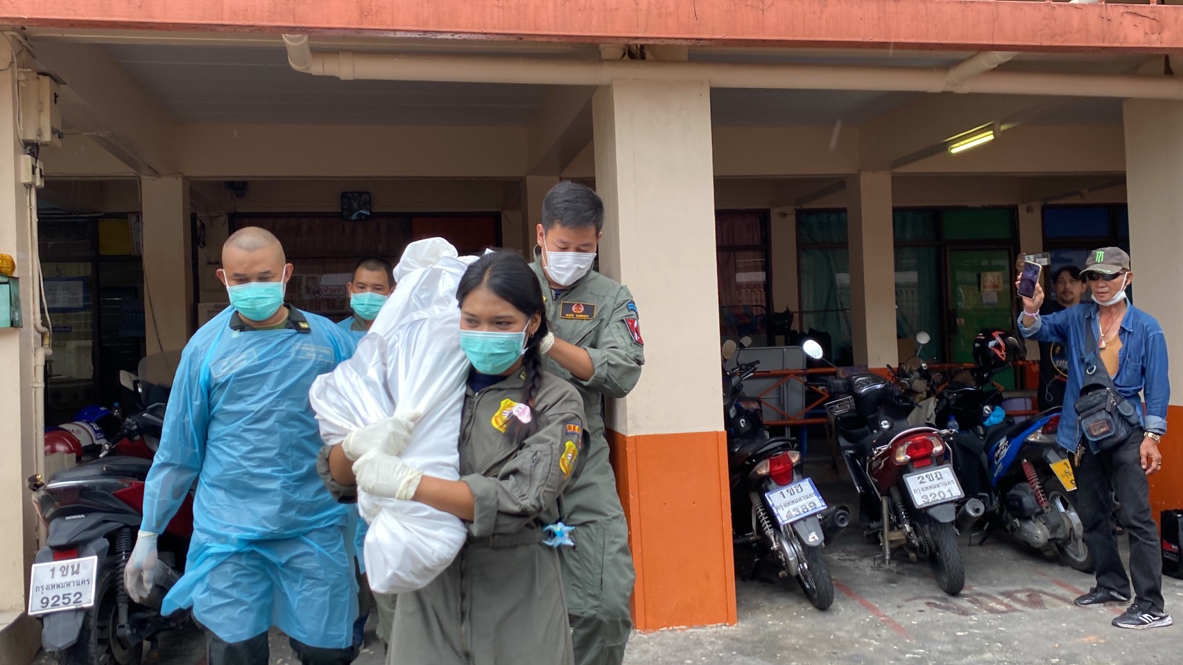 ตร.รับแจ้งพบศพอดีตแม่บ้านรัฐสภาถูกแทงเสียชีวิตหมกห้องพักย่านสามเสน คาดคนร้ายเป็นแฟนทหารเกณฑ์