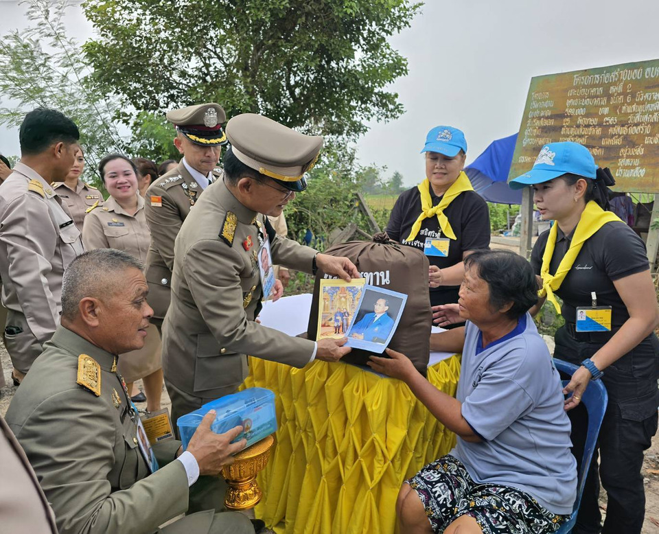 "ในหลวง" โปรดเกล้าฯให้องคมนตรีเชิญถุงพระราชทานและเครื่องอุปโภคบริโภค ไปมอบแก่ราษฎรที่ประสบวาตภัยในพื้นที่จังหวัดสุพรรณบุรี