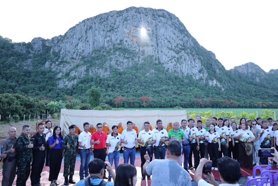 นายอำเภอคลองหาดพาชม “ดวงตาสวรรค์” เขาทะลุ สระแก้ว ร่วมทำบุญรับแสงแรกสุดงดงาม