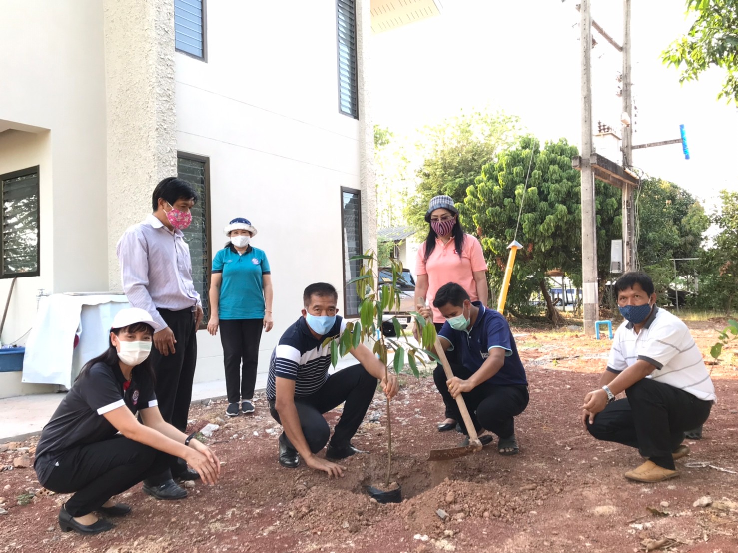 สถานีวิทยุกระจายเสียงแห่งประเทศไทยจังหวัดหนองคาย ปลูกต้นไม้ เพิ่มพื้นที่สีเขียว เนื่องในวันต้นไม้ประจำปีของชาติ ปี 2563