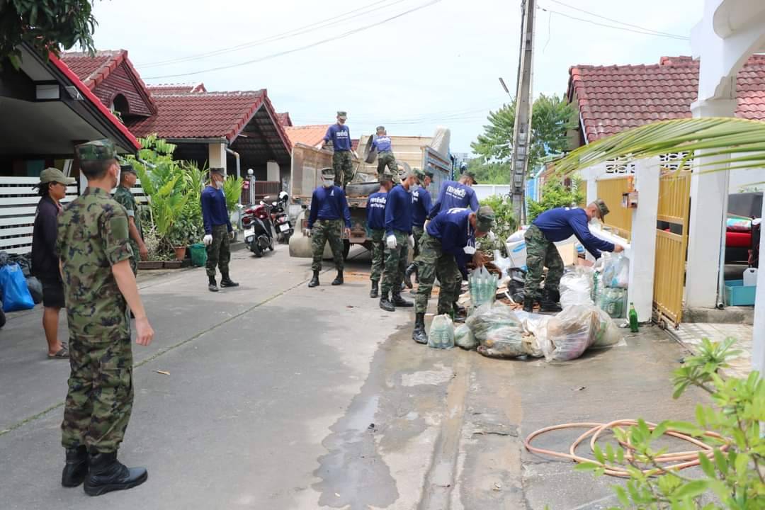 เจ้าหน้าที่ทหาร และเทศบาลตำบลทับมาช่วยทำความสะอาดบ้านเรือนประชาชนหลังน้ำลด 