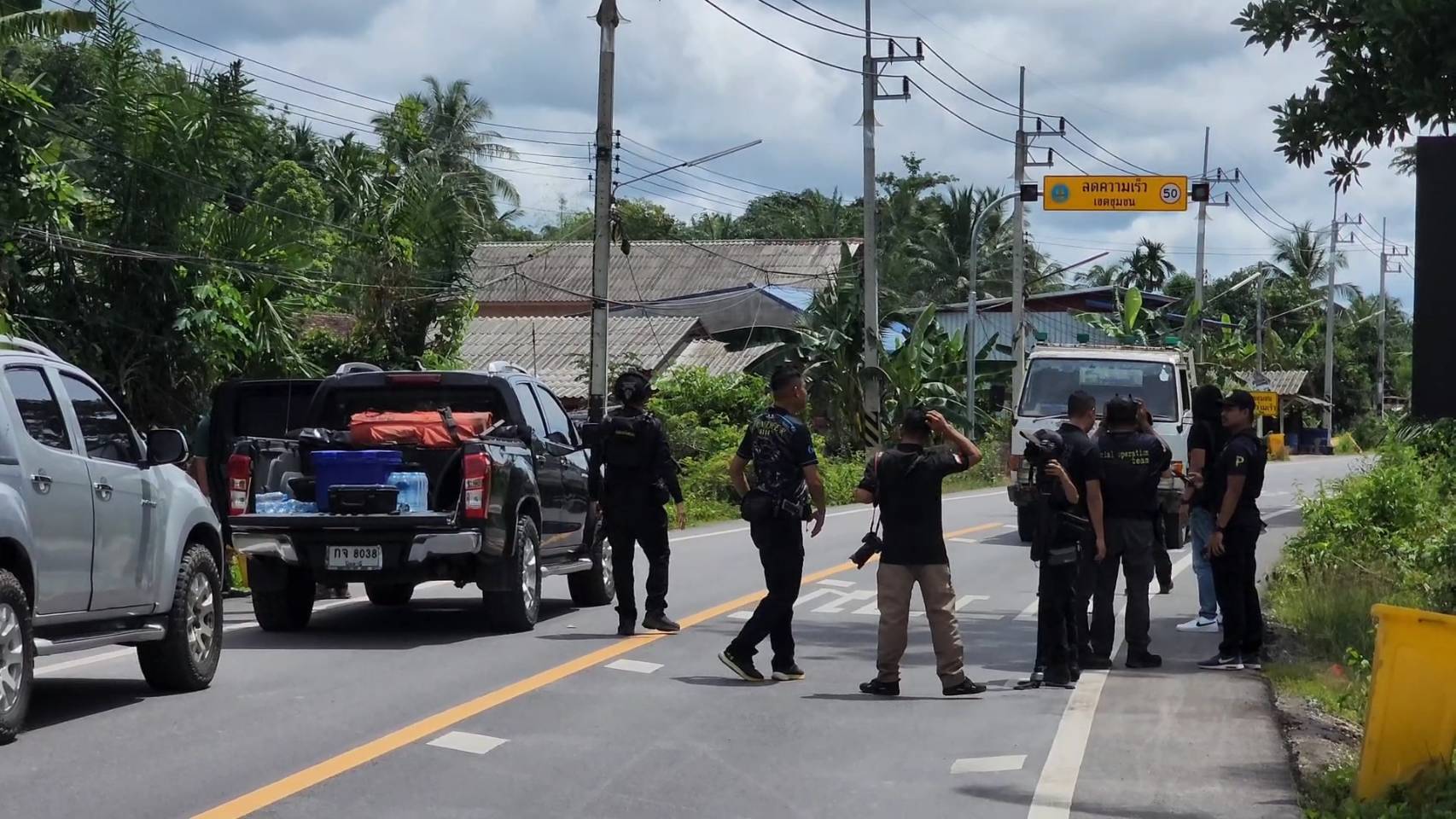ตร.ถูกคนร้ายลอบกดชนวนระเบิดวางไว้ข้างทางขณะขับผ่าน รถเสียหาย เดชะบุญ! จนท.ปลอดภัย