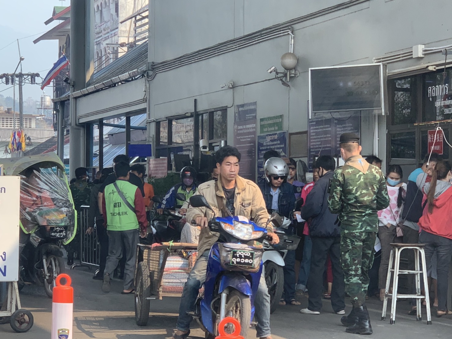 ผู้ว่าฯเชียงราย สั่งปิดด่านแม่สาย คนเมียนมาแห่ข้ามมาซื้อสินค้ากันโกลาหล คาดเงินสะพัดร้อยล้าน 
